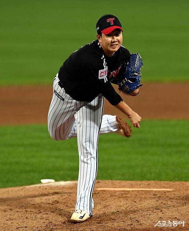 LG 유영찬이 22일 퓨처스리그 이천 NC전에서 1이닝 무실점으로 실전 감각을 점검했다. 이는 팔꿈치 부상 이후 첫 실전 등판이었다. 스포츠동아DB