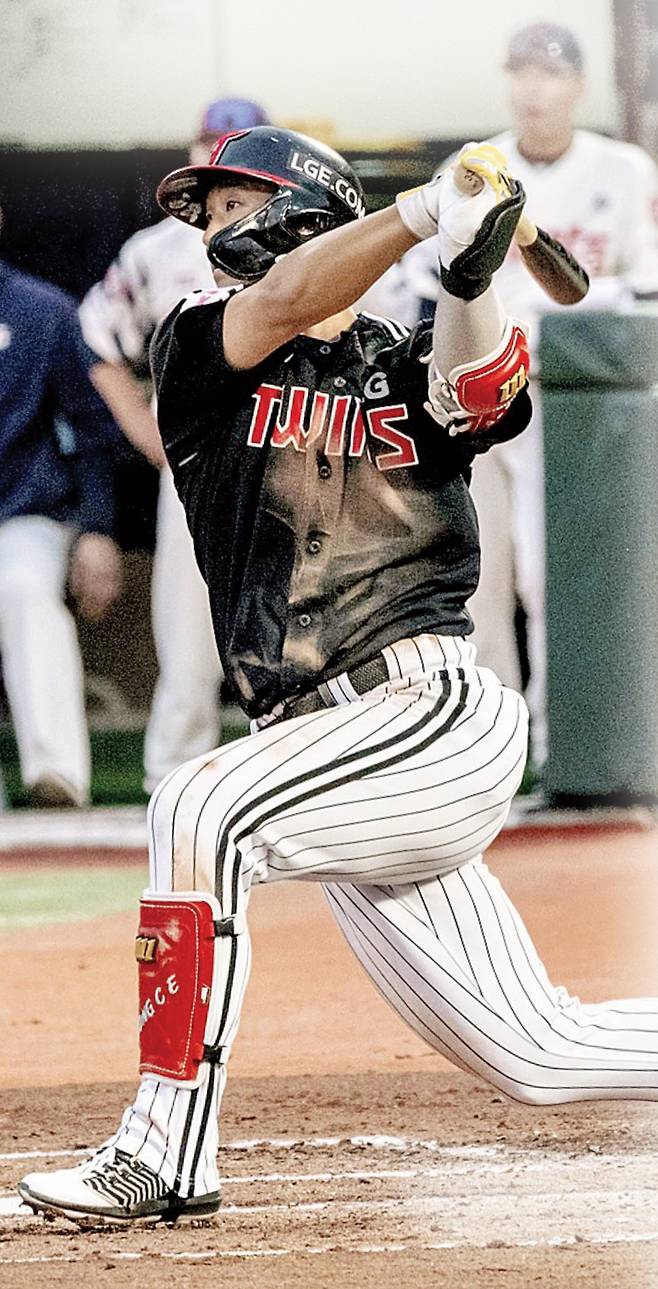 LG 송찬의가 20일 사직야구장에서 열린 롯데전에서 만루홈런을 날리고 있다. LG 트윈스 제공