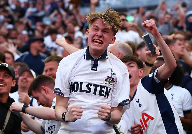 토트넘 팬들이 22일 스페인 빌바오의 산 마메스 경기장에서 열린 맨체스터 유나이티드와의 2024~2025 유로파리그 결승전에서 전반 42분 선제골이 터지자 환호하고 있다.  빌바오 | 로이터연합뉴스