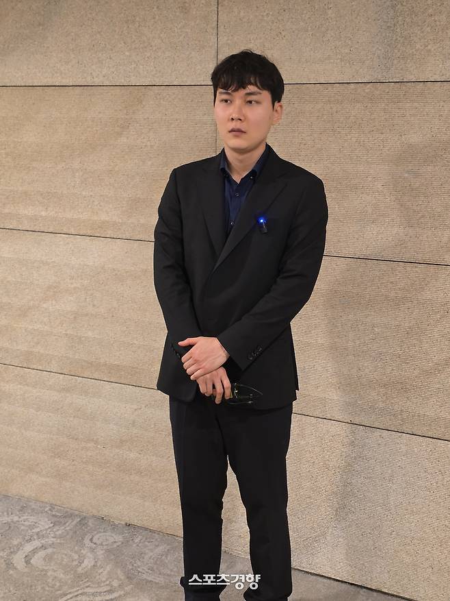 박정환 9단이 21일 경기도 광주 곤지암리조트에서 열린 제30회 LG배 16강 대국에서 신진서 9단을 상대로 승리한 뒤 인터뷰하고 있다.   광주 | 윤은용 기자