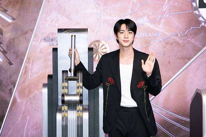 방탄소년단 멤버 진이 미국 뉴욕 엠파이어 스테이트 빌딩 점등식에 참석한 모습. 빅히트 뮤직