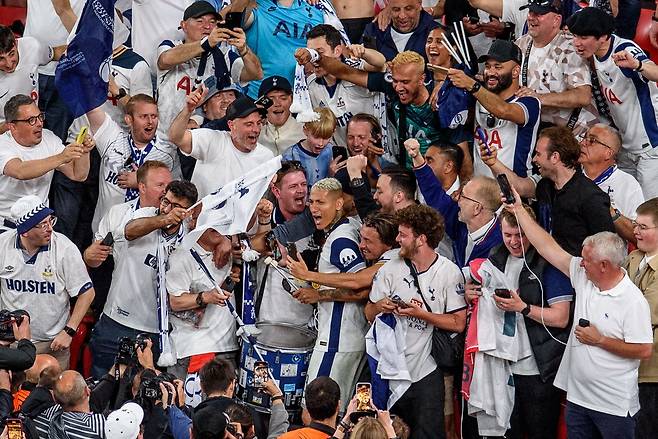 토트넘 히샬리송이 22일 유로파리그 우승 확정 후 팬 틈에서 함께 기쁨을 나누고 있다. EPA연합뉴스