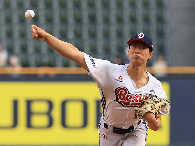 ▲ 21일 잠실 SSG전에서 1군 데뷔전을 가진 최민석은 선배들의 도움을 받지 못했다 ⓒ연합뉴스