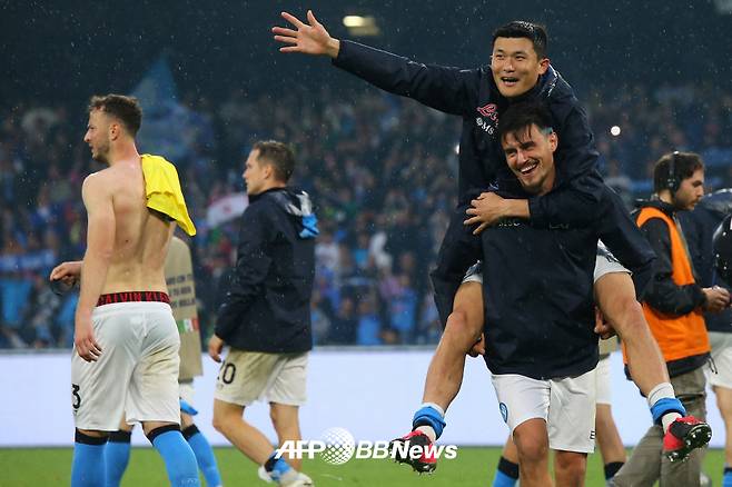 지난 2023년 5월 이탈리아 세리에A 나폴리 시절 김민재가 엘지프 엘마스에 업혀 기뻐하고 있다. /AFPBBNews=뉴스1