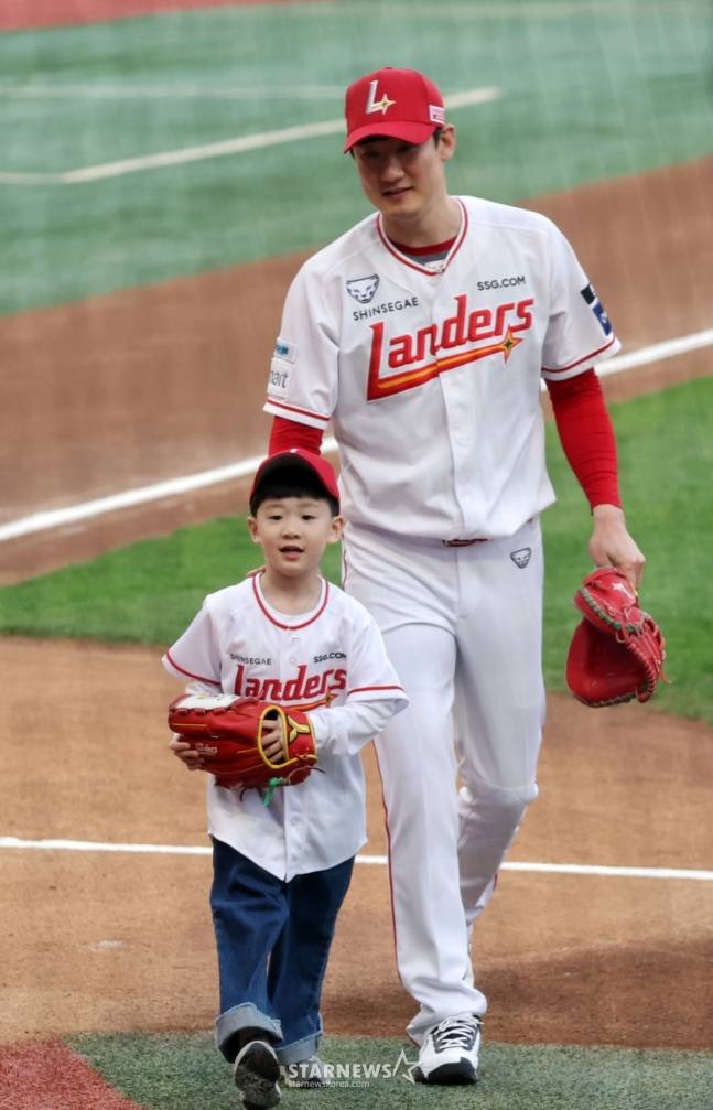 지난 14일 오태곤과 아들 오유안이 시구와 시포를 마치고 더그아웃으로 들어가고 있다. /사진=강영조 선임기자
