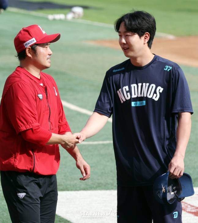 이지영(왼쪽)과 박건우가 지난 15일 대화를 나누고 있다. /사진=강영조 선임기자