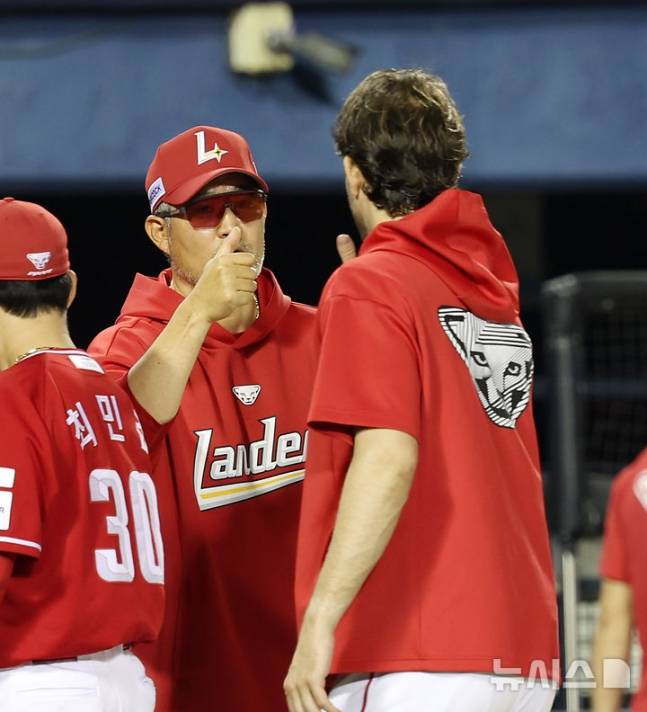 이숭용 감독(왼쪽)이 21일 경기를 마치고 앤더슨과 하이파이브를 하고 있다. /사진=뉴시스