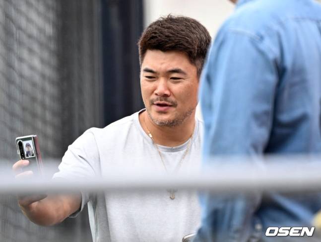 지난 19일 목동야구장을 찾은 성남고 졸업생 노경은이 셀카를 찍어주고 있다.