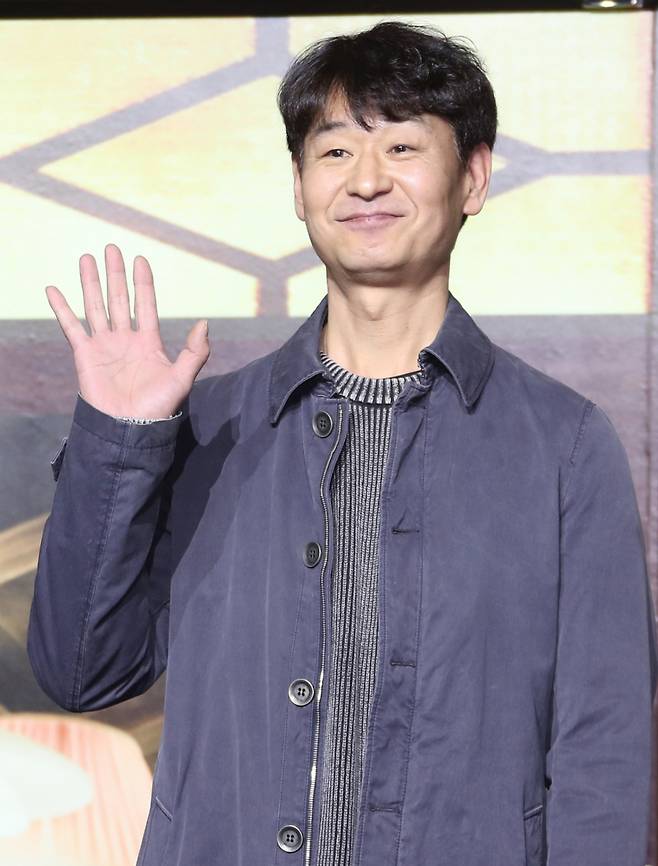 (서울=뉴스1) 권현진 기자 = 배우 박혁권이 3일 서울 강남구 코엑스 컨벤션센터에서 열린 디즈니+ 시리즈 '조명가게' 제작발표회에 참석해 포즈를 취하고 있다.  '조명가게'는 어두운 골목 끝을 밝히는 유일한 곳 조명가게에 어딘가 수상한 비밀을 가진 손님들이 찾아오면서 벌어지는 이야기를 그렸다. 2024.12.3/뉴스1  Copyright (C) 뉴스1. All rights reserved. 무단 전재 및 재배포,  AI학습 이용 금지. /사진=(서울=뉴스1) 권현진 기자