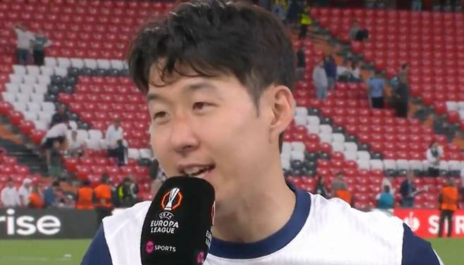 유로파리그(UEL) 우승 후 인터뷰하는 손흥민의 모습. /사진=중계 화면 갈무리