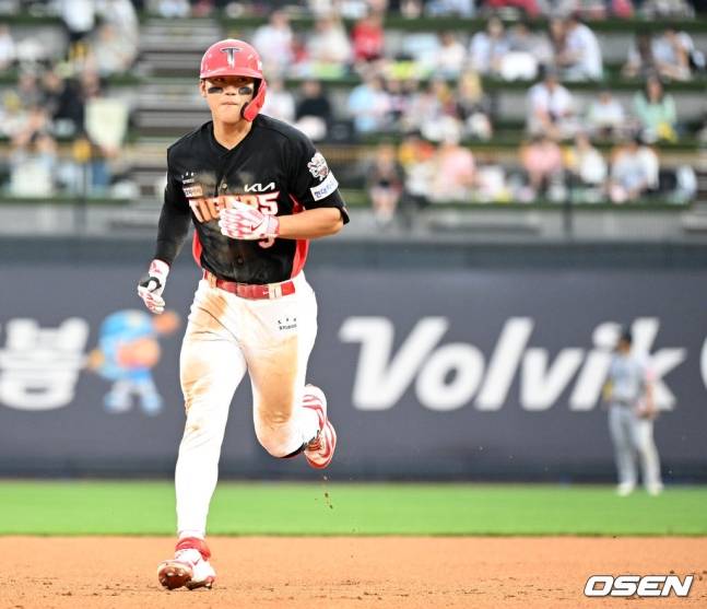 홈런 포함 3안타를 때려낸 김도영이 그라운드를 돌고 있다.