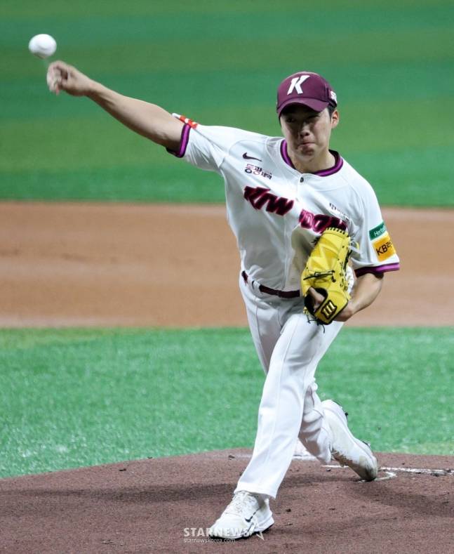 키움 선발 투수 김연주가 역투를 펼치고 있다. /사진=강영조 선임기자