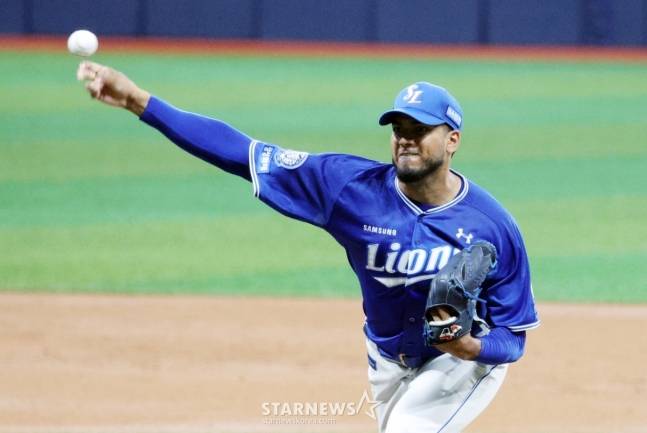 삼성 선발 레예스가 역투를 펼치고 있다. /사진=강영조 선임기자
