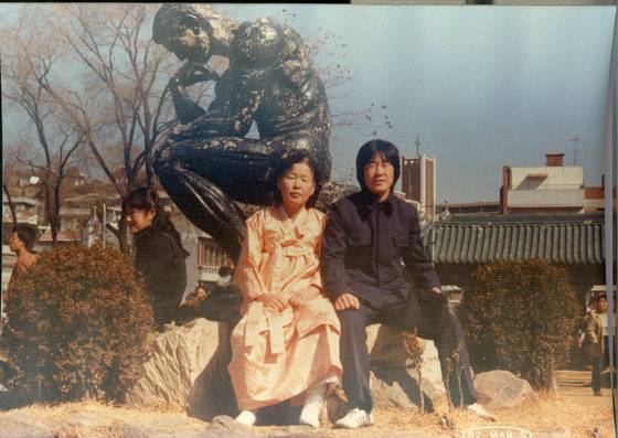 1982년 중앙대 입학식에서 어머니와 기념 촬영한 더불어민주당 이재명 후보. 동아DB