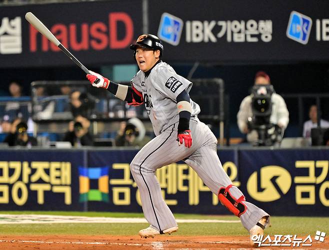 10일 오후 서울 송파구 잠실야구장에서 열린 '2025 신한 SOL Bank KBO리그' 한화 이글스와 두산 베어스의 경기, 6회초 2사 2루 한화 하주석이 내야안타를 날리고 있다. 엑스포츠뉴스 DB