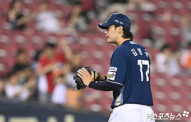 19일 오후 서울 송파구 잠실야구장에서 열린 '2024 신한 SOL Bank KBO리그' NC 다이노스와 두산 베어스의 경기, 7회말 2사 1,2루 NC 김영규가 두산 라모스를 외야 플라이로 처리한 뒤 더그아웃으로 향하고 있다. 엑스포츠뉴스 DB