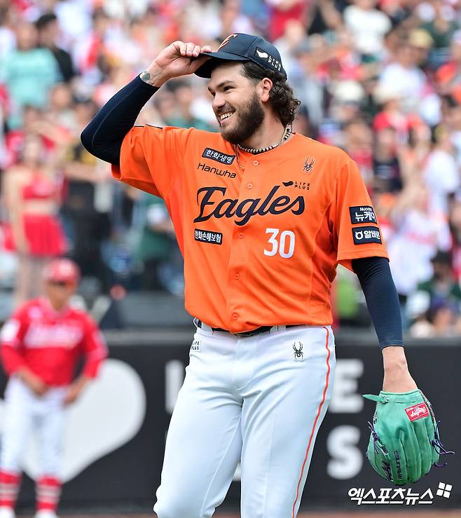 17일 오후 대전 한화생명 볼파크에서 열린 '2025 신한 SOL Bank KBO리그' SSG 랜더스와 한화 이글스의 더블헤더 1차전 경기, 4회초 1사 한화 폰세가 황영묵의 수비를 보고 웃음을 보이고 있다. 엑스포츠뉴스 DB