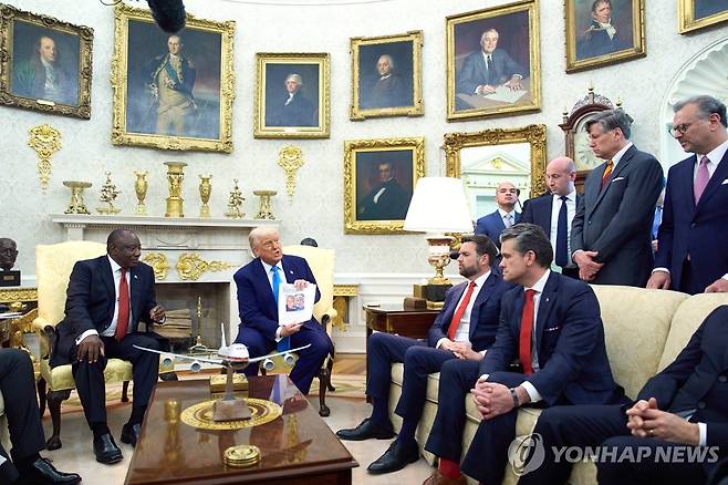 '남아공 백인 살해' 기사 보여주는 트럼프 [워싱턴 AP=연합뉴스 재판매 및 DB금지]