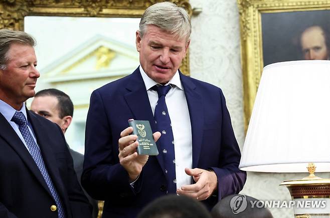 미-남아공 정상회담장에서 자기 여권 보여주며 발언하는 골퍼 어니 엘스 [워싱턴 로이터=연합뉴스 재판매 및 DB금지]