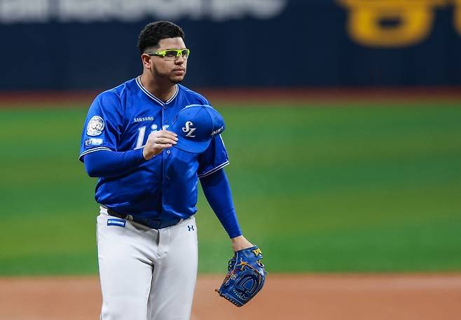 이름을 연호하는 팬들에게 모자를 벗어 인사한 후라도 [삼성 라이온즈 제공. 재판매 및 DB 금지]