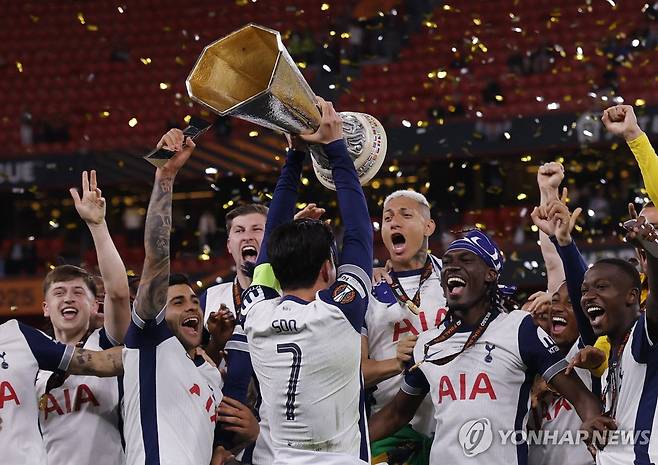 우승 트로피 들어 올리는 손흥민 [로이터=연합뉴스]