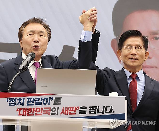 김문수 후보 손 들어주는 손학규 전 대표 (서울=연합뉴스) 류영석 기자 = 손학규 전 민주당·바른미래당 대표가 22일 서울 여의도 국민의힘 중앙당사에서 열린 정치개혁 관련 긴급 기자회견에서 국민의힘 김문수 대선 후보 지지 선언을 하고 있다. 2025.5.22 ondol@yna.co.kr