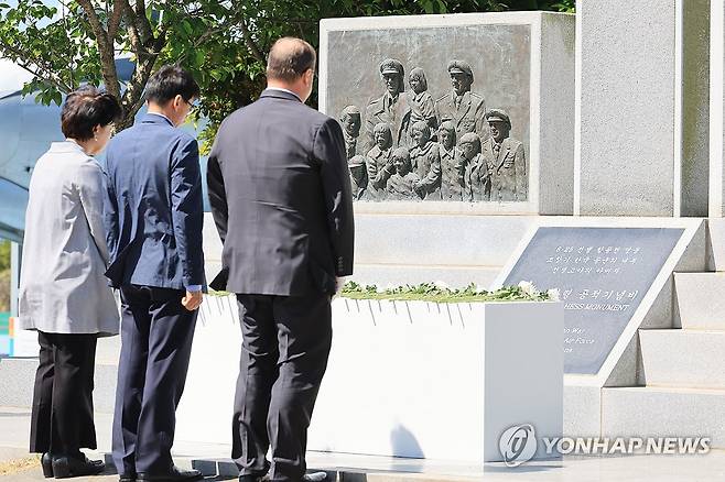 딘 헤스 미 공군 대령 9주기 추모행사 (서귀포=연합뉴스) 박지호 기자 = 9일 오전 제주 서귀포시 안덕면 항공우주박물관에서 열린 '딘 헤스 미 공군 대령 9주기 추모행사'에서 참석자들이 헌화하고 있다. 2024.5.9 jihopark@yna.co.kr