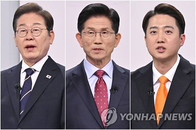 이재명, 김문수, 이준석 후보 (서울=연합뉴스) 더불어민주당 이재명 대선후보(왼쪽부터), 국민의힘 김문수 대선후보, 개혁신당 이준석 대선후보가 18일 서울 마포구 상암동 SBS 프리즘센터 스튜디오에서 열린 제21대 대선 1차 후보자 토론회를 준비하고 있다. 2025.5.18 [국회사진기자단]