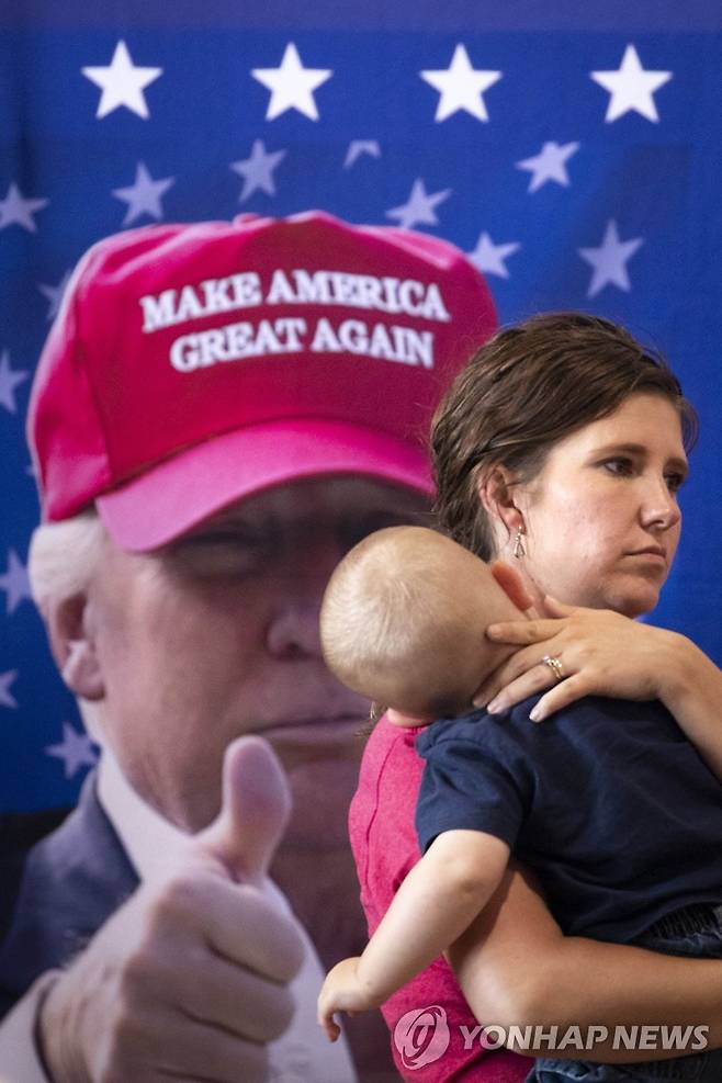 도널드 트럼프 대통령 유세장의 아기와 모친 [AFP 연합뉴스 자료사진]