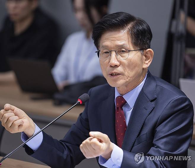 의정갈등 해법 설명하는 김문수 대선후보 (서울=연합뉴스) 황광모 기자 = 국민의힘 김문수 대선후보가 22일 서울 용산구 대한의사협회를 방문해 김택우 의사협회장을 비롯한 회장단과 가진 간담회에서 의정갈등 해소에 대한 입장을 설명하고 있다. 2025.5.22 hkmpooh@yna.co.kr