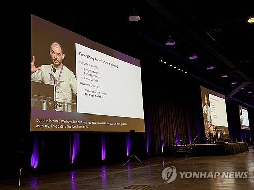 작년 12월 신경정보처리시스템 콘퍼런스(NeurIPS)에서 강연하는 일리야 수츠케버
[로이터 연합뉴스 자료사진. 재판매 및 DB 금지]