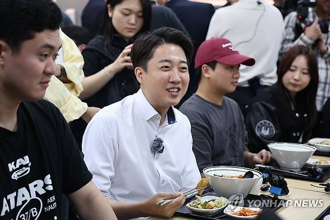 인하대학교 학생식당 찾은 이준석 후보 (인천=연합뉴스) 윤동진 기자 = 개혁신당 이준석 대선 후보가 22일 '학식먹자 이준석' 행사가 열린 인천 미추홀구 인하대학교에서 학생들과 점심을 먹으며 대화를 나누고 있다. 2025.5.22 mon@yna.co.kr
