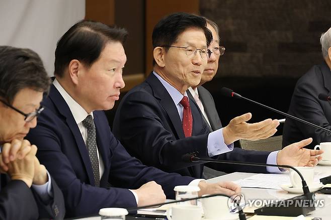 경제5단체 간담회, 인사말하는 김문수 대선 후보 (서울=연합뉴스) 황광모 기자 = 국민의힘 김문수 대선 후보가 22일 서울 중구 대한상공회의소에서 열린 경제 5단체장 간담회에서 인사말을 하고 있다. 2025.5.22 [공동취재] hkmpooh@yna.co.kr