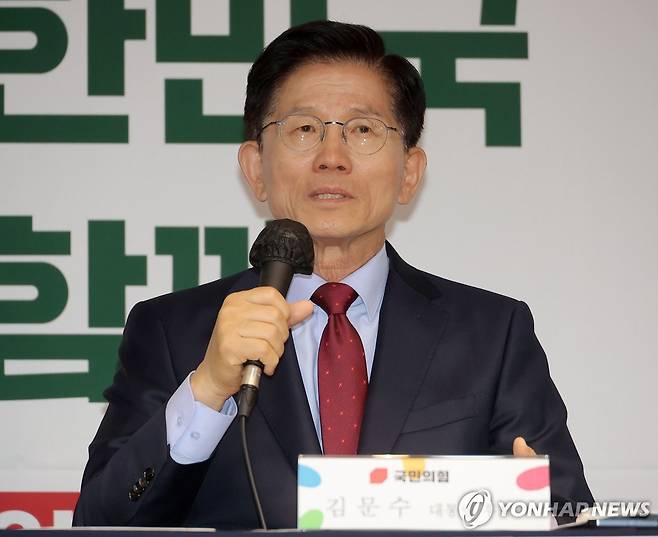 발언 중 울먹이는 김문수 후보 (서울=연합뉴스) 류영석 기자 = 국민의힘 김문수 대선 후보가 22일 서울 용산구 한국여성단체협의회에서 열린 여성정책 협약식에서 모친과 관련된 발언을 하던 중 울먹이고 있다. 2025.5.22 ondol@yna.co.kr