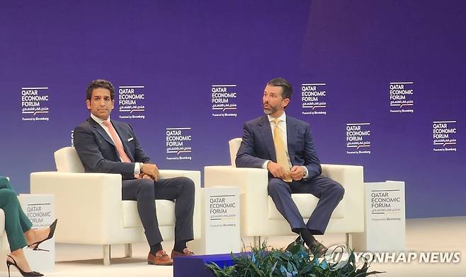 제5회 카타르경제포럼 참석한 트럼프 주니어 (도하=연합뉴스) 김동호 특파원 = 21일(현지시간) 도널드 트럼프 주니어가 카타르 도하에서 열린 제5회 카타르경제포럼에 대담자로 참석해 있다. 2025.5.21 dk@yna.co.kr