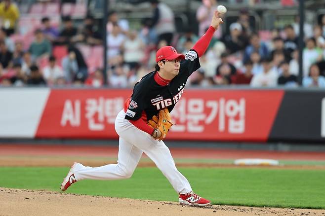 역투하는 양현종 KIA 타이거즈 양현종이 22일 수원케이티위즈파크에서 열린 2025 프로야구 kt wiz와 방문 경기에서 역투하고 있다.  [KIA 타이거즈 제공. 재배포 및 DB 금지]
