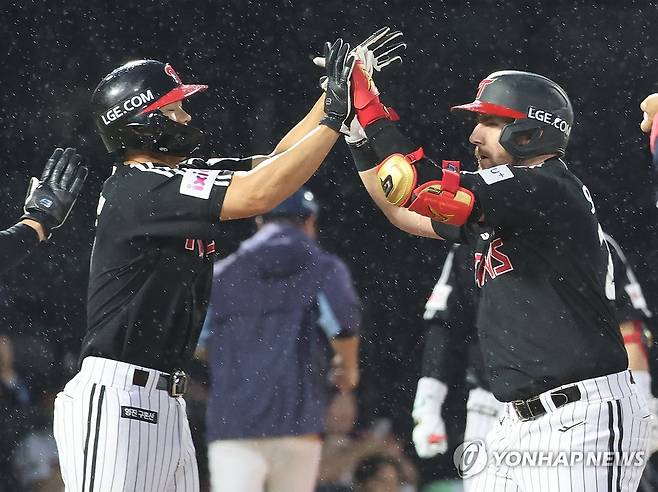 역전 3점포 오스틴 (부산=연합뉴스) 강선배 기자 = 22일 부산 사직야구장에서 열린 프로야구 LG 트윈스와 롯데 자이언츠의 경기. 3회 초 1사 후에 LG 오스틴이 좌측 펜스를 넘어가는 3점 홈런을 치고 동료들의 축하를 받고 있다. 2025.5.22 sbkang@yna.co.kr