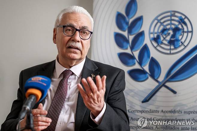 마지드 아부 라마단 팔레스타인 보건부 장관 (제네바 AFP=연합뉴스) 마지드 아부 라마단 팔레스타인 보건부 장관이 22일(현지시간) 스위스 제네바에서 기자회견을 열고 가자지구 상황에 대해 설명하고 있다. 2025.05.22 photo@yna.co.kr