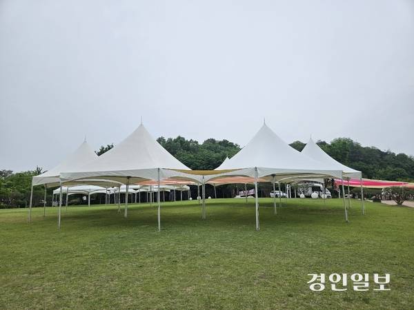 돗자리를 펴고 편하게 앉아 공연을 즐기고 먹을거리를 먹을 수 있도록 마련해둔 쉼터존/ 공지영 기자 jyg@kyeongin.com