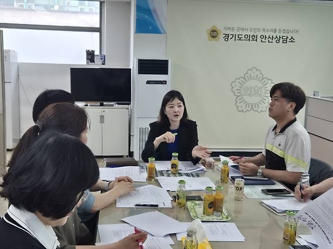▲ 장윤정 경기도의원이 갈등 해소 위한 조례 제정을 추진하는 가운데, 학교 관계자들과 정담회를 하고 있다./사진제공=경기도의회