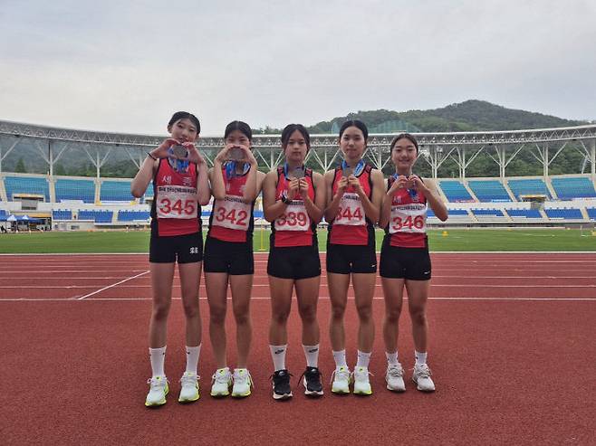 세종중 조아형·이다예· 김도연· 임지수· 진윤서가 400m 계주에서 은메달을 합작했다. 사진=시체육회 제공.