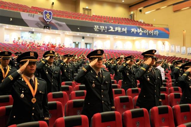 경례하는 38기 전문사관 졸업생. /육군학생군사학교 제공