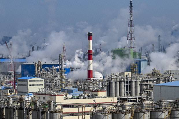 더불어민주당 이재명 대선 후보가 22일 경남 양산워터파크공원에서 열린 집중유세에서 \'사전투표! 대한민국 변화의 위대한 첫 걸음\'이라고 적힌 현수막을 들어 보이고 있다.  <사진공동취재단>