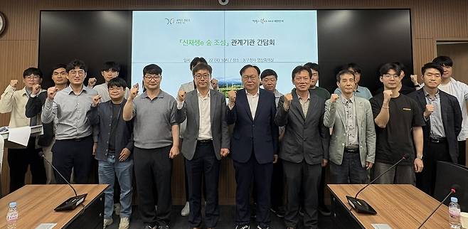 지난 22일 경북도가 개최한 신재생e 숲 조성’ 간담회 참석자들이 행사 후 기념사진을 찍고 있다./경북도 제공