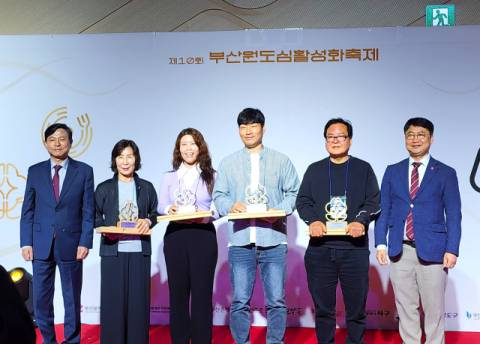 16일 부산항국제전시컨벤션센터에서 열린 택슐랭 오픈세레머니에서 동백스타에 선정된 식당 대표들이 무대에 올랐다.