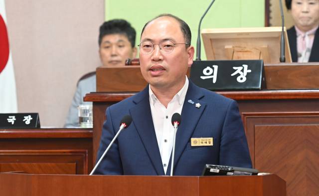 거제시의회 이태열 의원이 상임위에서 부결된 민생회복지원금 지원 조례안 본회의 부의요구서 제안 설명을 하고 있다. 사무국 제공