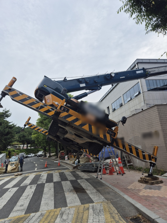 부산 기장군의 한 공사장에서 쓰러진 크레인 모습. 기장경찰서 제공