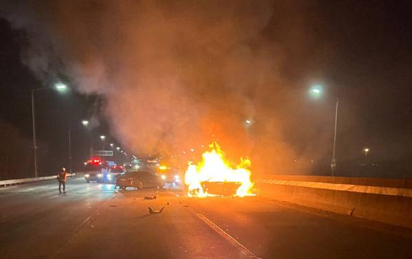 23일 오후 8시 10분께 상주영천고속도로 군위터널 약 500m 전 지점에서 차량 4대가 연쇄 추돌해 화재가 발생했다. 사진은 기사와 직접 관련없음.