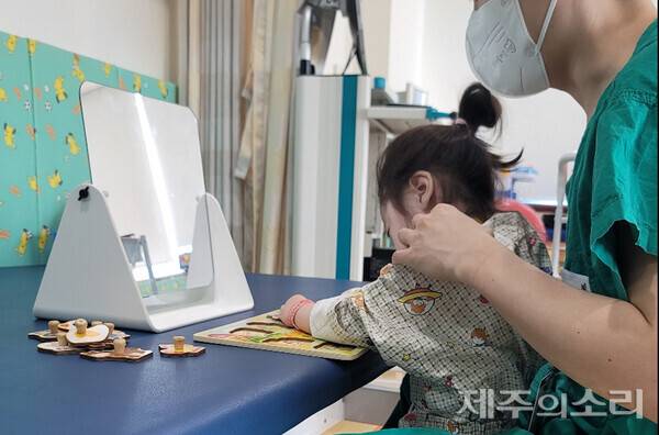 병원에서 재활치료를 받고 있는 봄. ⓒ제주의소리