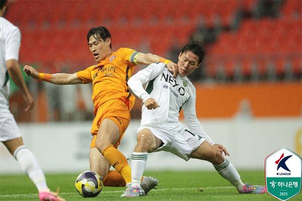 23일 제주월드컵경기장에서 열린 제주와 전북의 경기에서 양팀 선수들이 경합하고 있다 (사진=한국프로축구연맹)